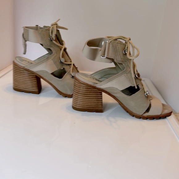 SOREL lace up sandal excellent condition. Worn once.  Size 8 - Picture 3 of 7